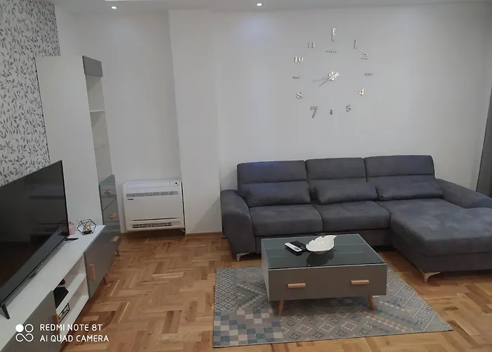 Deluxe Jelena تريبينيي